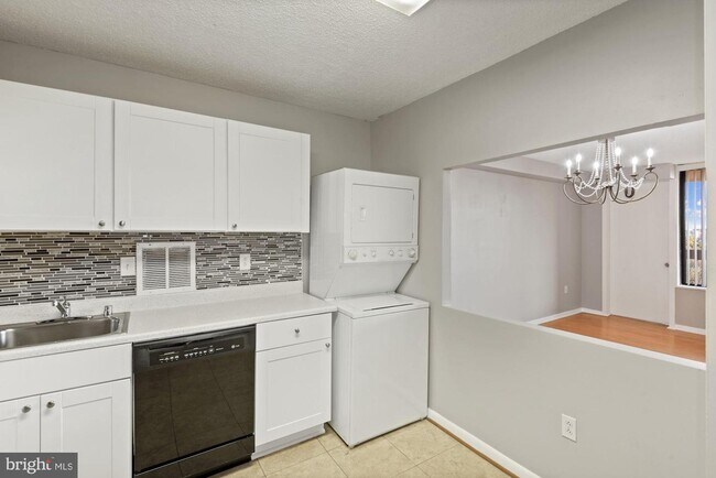 Building Photo - 3705 S George Mason Dr