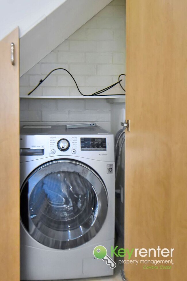Building Photo - Beautifully Updated 2 Bedroom Condo in Desirable West Pleasanton Foothills