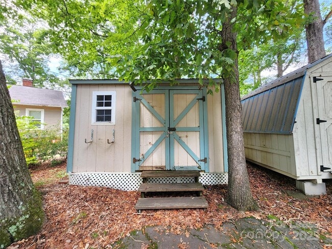 Building Photo - 2105 Bertha St