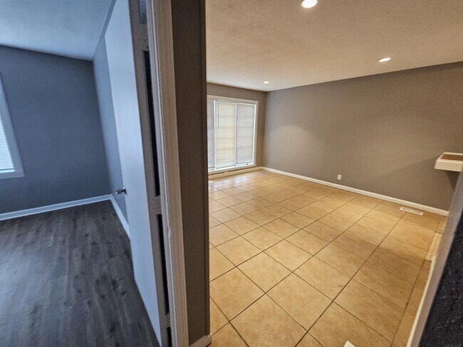 Building Photo - 4211 E 54 St