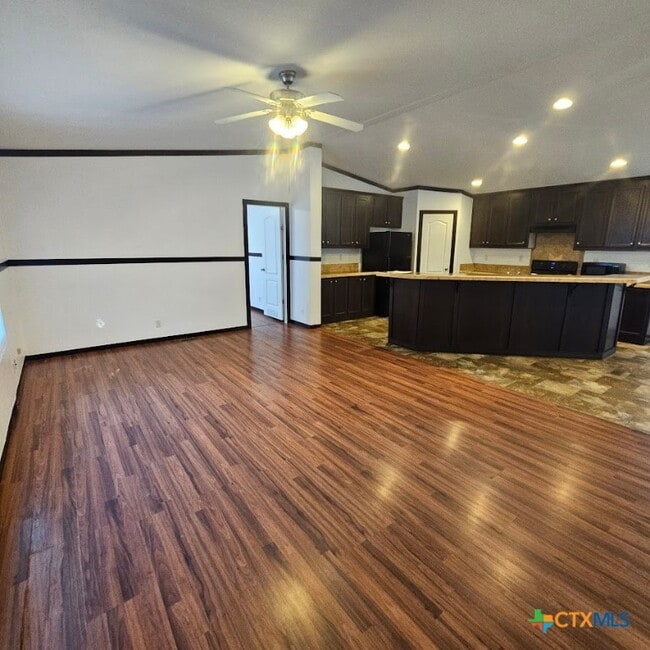 Building Photo - 1065 Tamarack Dr