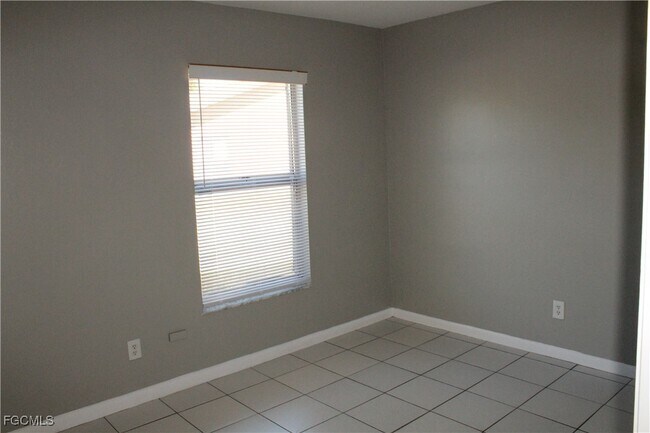 Building Photo - 1811 SE 15th Pl