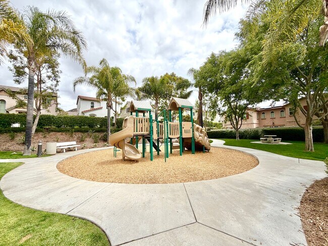 Building Photo - Charming 3 Bedroom Bel Flora Home with Private Patio & Amenities