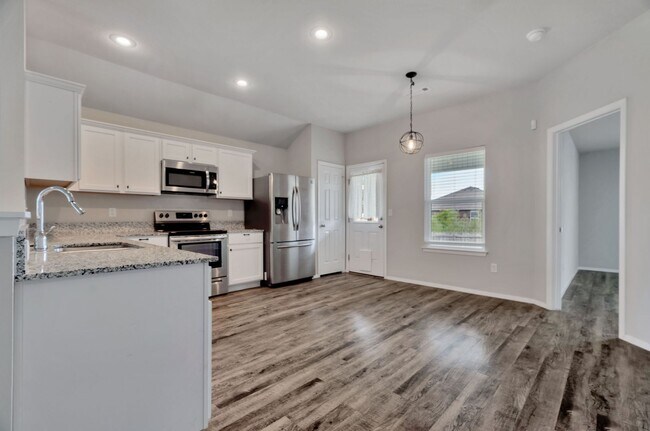 Building Photo - 3 Bed 2 Bath home mins away from the University!