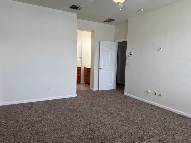 Building Photo - Gorgeous 4 bedroom 2 story home in Anatolia