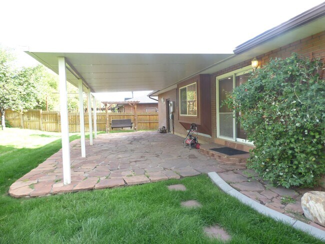 Building Photo - 5 Bd 3 Ba Home in Sandy