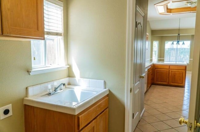 Building Photo - Bright & Spacious 4?BR Fresno Home with High Ceilings & Solar!