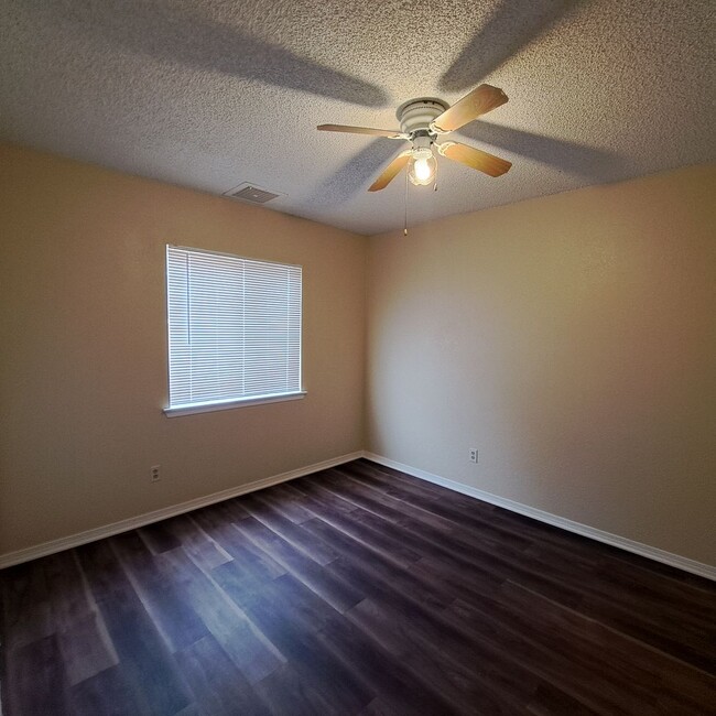 Building Photo - Quaint 3 bedroom close to town!
