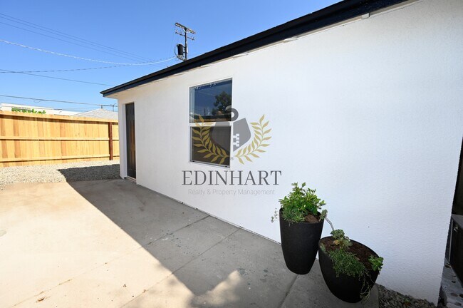 Building Photo - 1584 N Carruth Ave