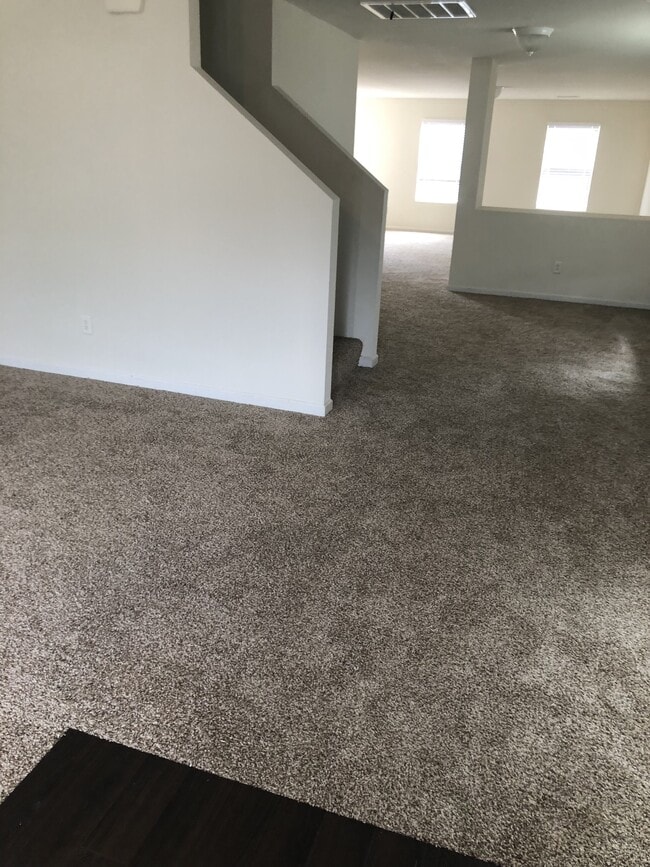 Building Photo - 204 Valleyside Dr NE