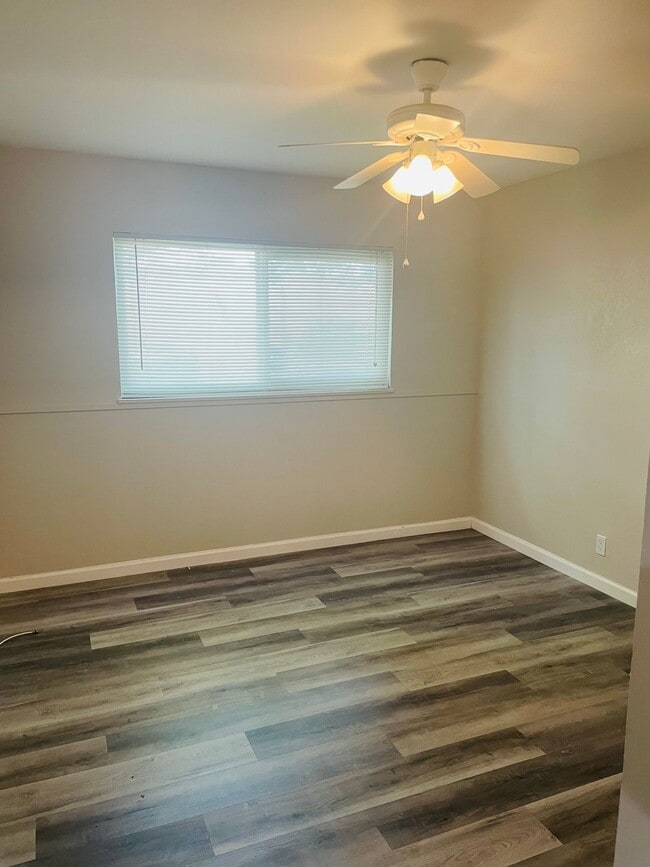 Building Photo - Renovated 2bed/1bath Duplex