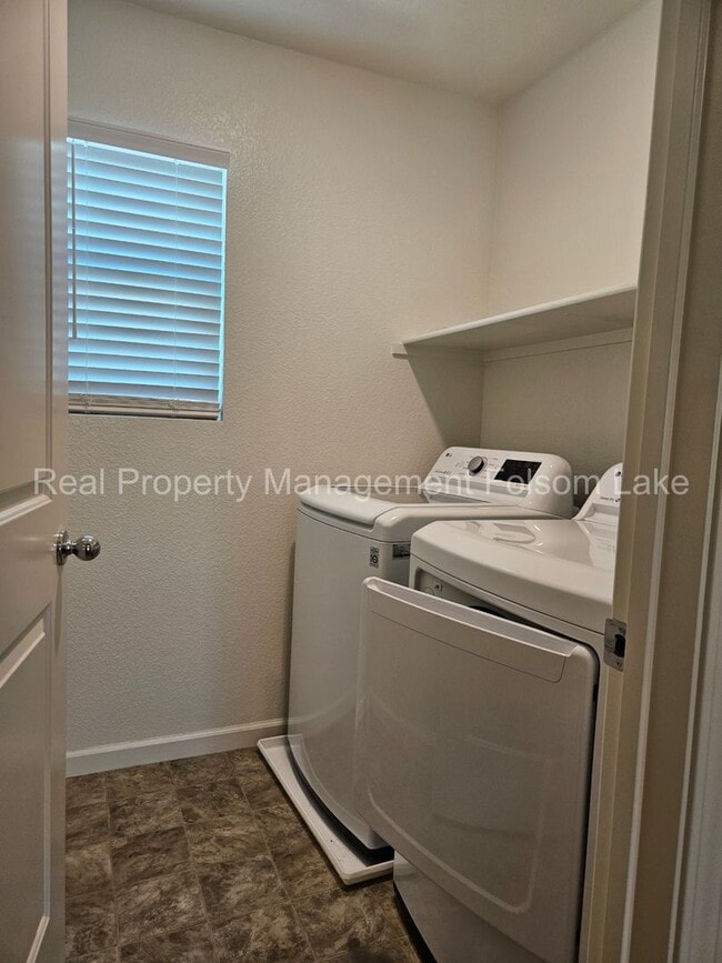 Building Photo - 4bd 2.5ba Home in the desirable Parkbridge...