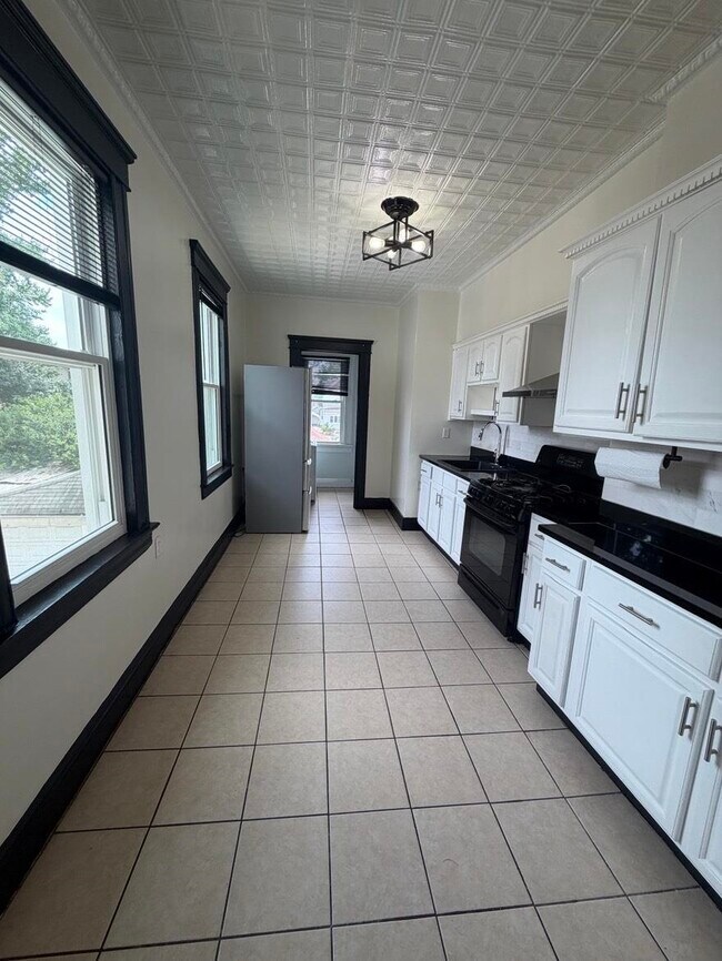 Building Photo - 425 75th St