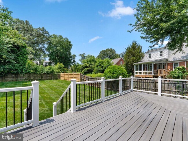 Building Photo - 404 S George Mason Dr