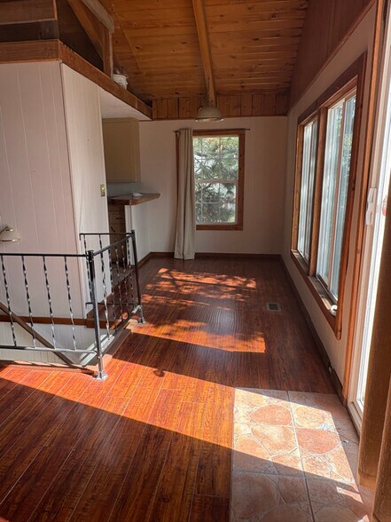 Building Photo - 497 Delle Dr