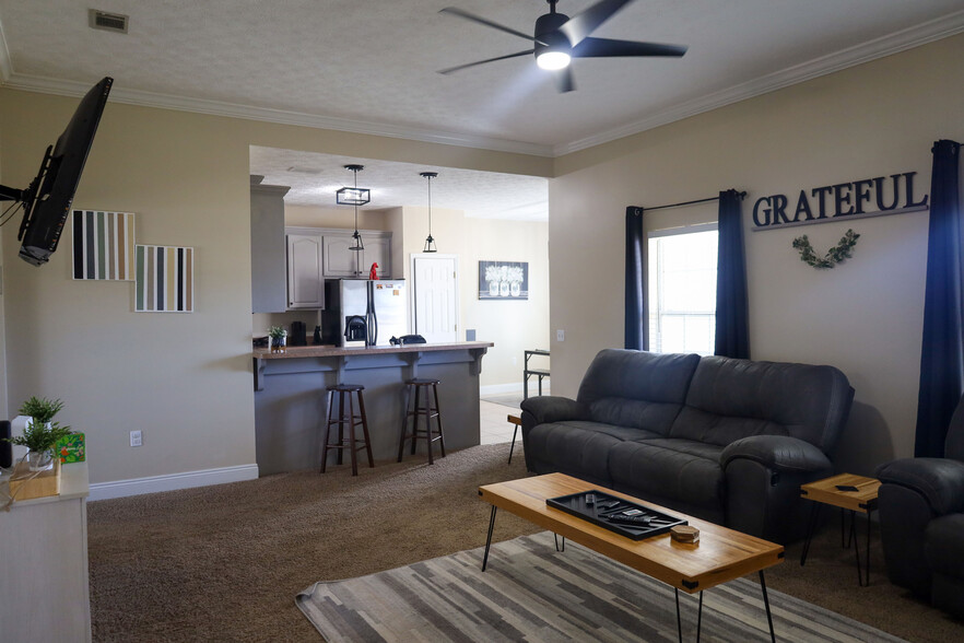 Open concept living area - 2613 Altha Ave