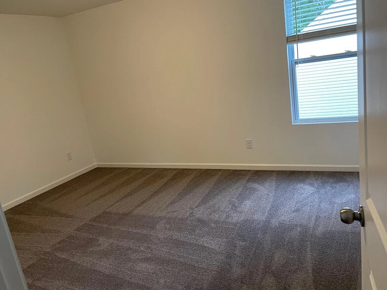 Building Photo - Room in House on Mariners Ct