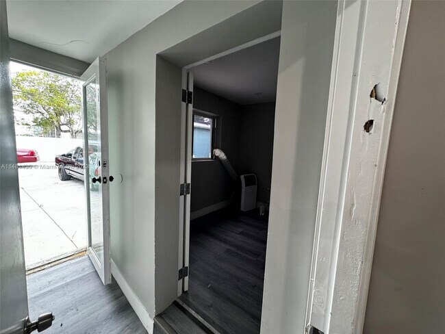 Building Photo - 4206 SW 28th St