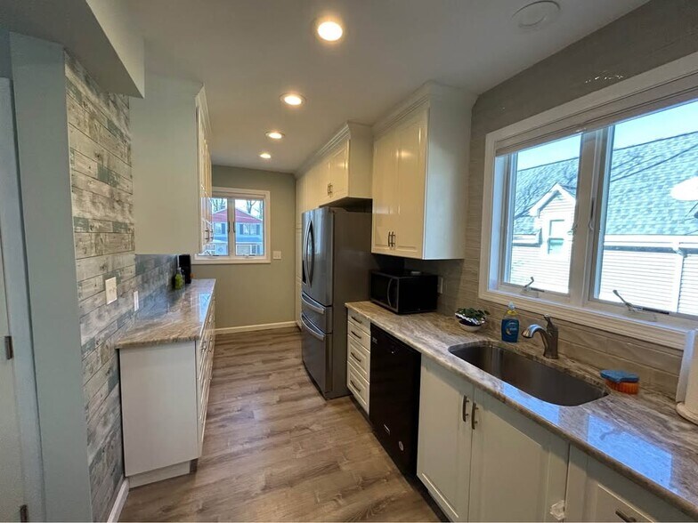 Building Photo - 18 Park Ave