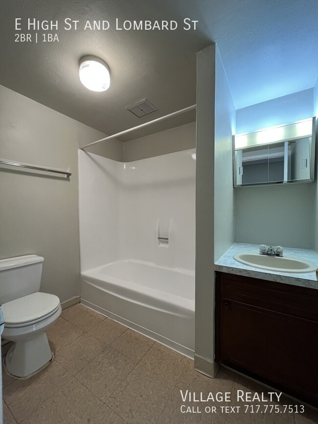 Building Photo - Huge 2-Bed apartment with washer/dryer hoo...