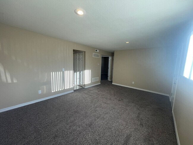Building Photo - 2 Bed 1 Bath in East Denver Available NOW!
