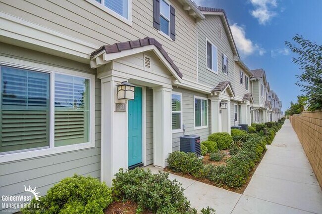 Building Photo - Stunning 3Bdm 2.5Ba Home in the Heart of I...