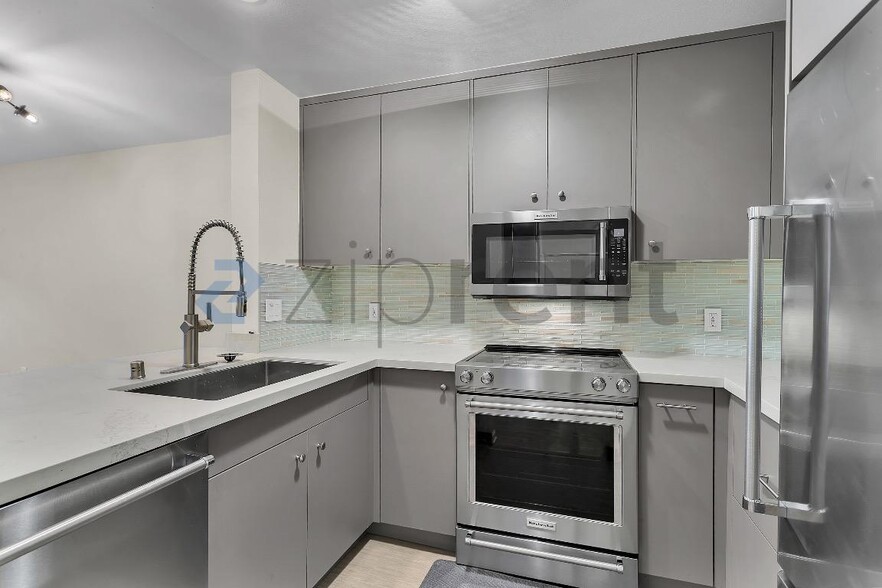 Building Photo - Unit 121