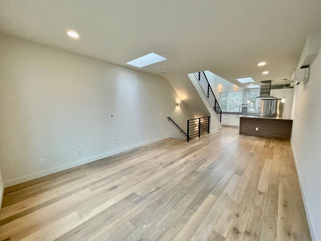 Building Photo - Exceptional Fremont Townhome - Amazing Loc...