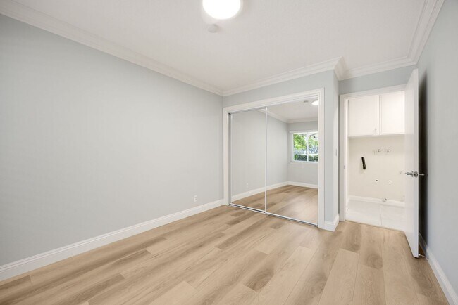 Building Photo - Beautifully upgraded 4-bedroom, 3.5-bathro...