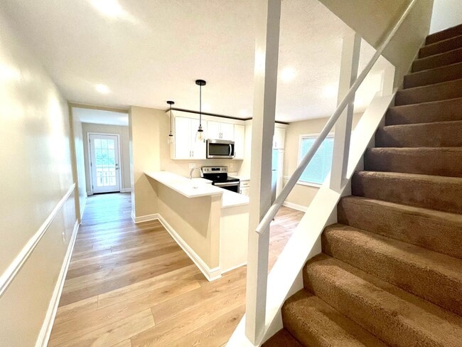 Building Photo - Large House with A/C, deck, updated kitchen, laundry, pet friendly September 1st