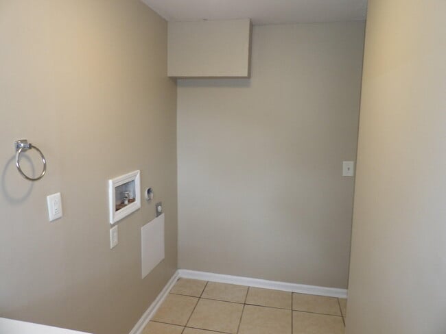 Building Photo - 468 Schenkel Ln