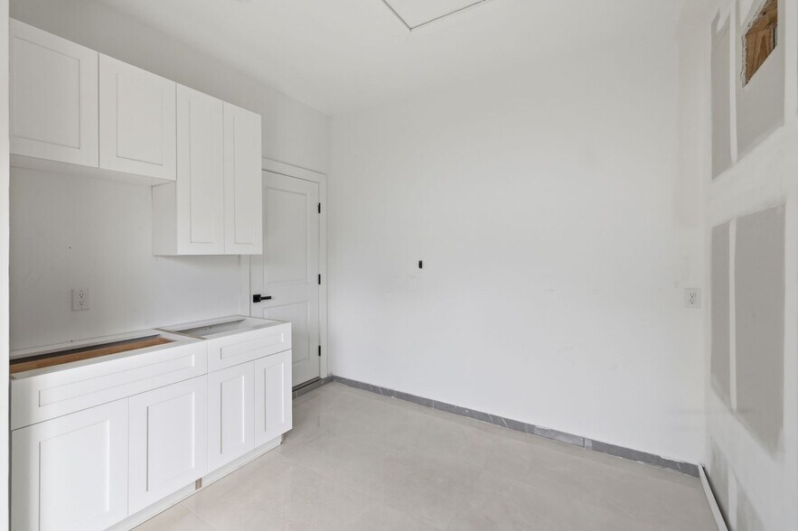 Building Photo - Newer 3/2 home all tile