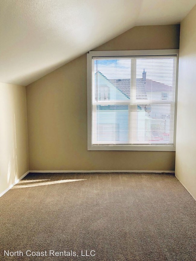 Building Photo - 400 N Holladay Dr