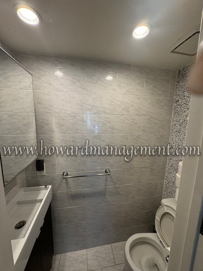 Building Photo - Private and Cozy 4 Bedroom Home located in...