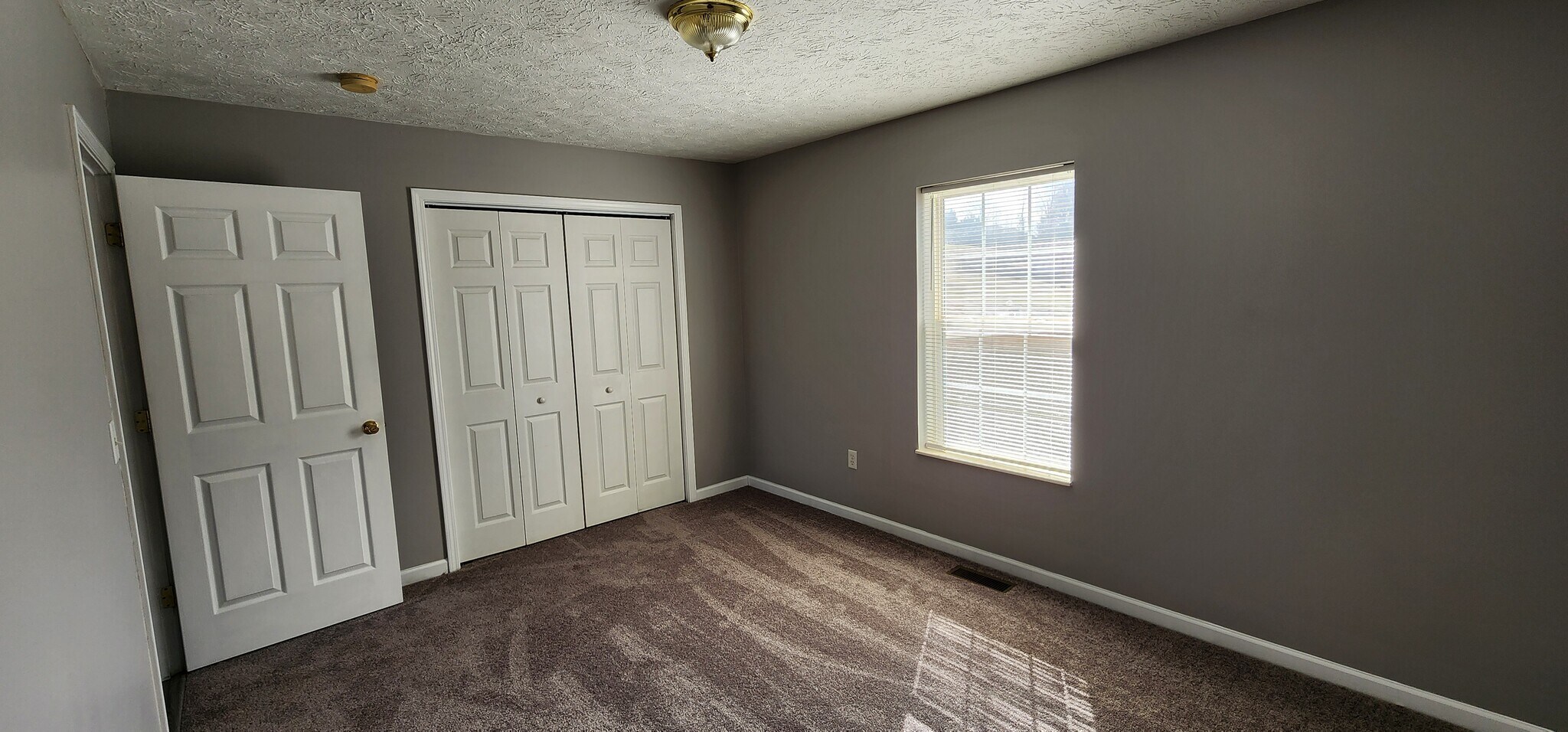 Building Photo - 1984 River Vista Cir