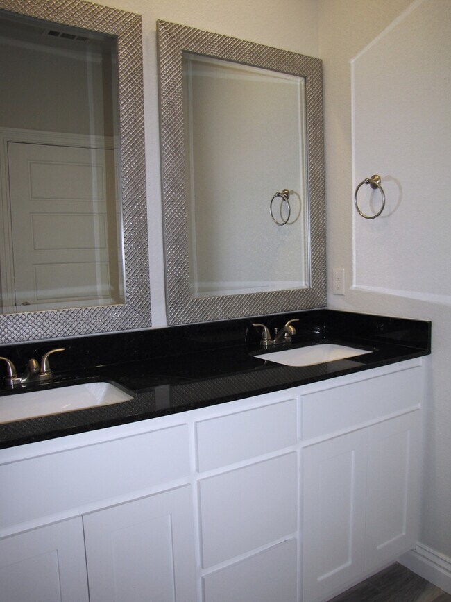 Building Photo - Upscale 4 Bed, 2.5 Bath Available in Fayetteville!