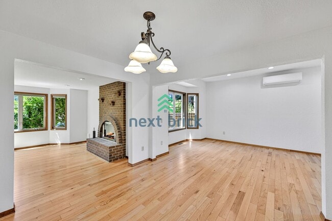 Building Photo - 4 BED & 2.5 BATH SINGLE FAMILY HOUSE FOR RENT