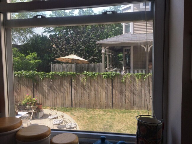 Building Photo - Beautiful 1 Bed Apartment in North Center/ Ravenswood Area Available September 1st