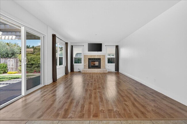 Building Photo - Toro Sunshine Expansive 4 Bed/ 3 Bath Home!