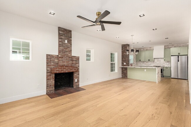Building Photo - Gorgeous 2-Bed, 2-Bath duplex in the Garfi...