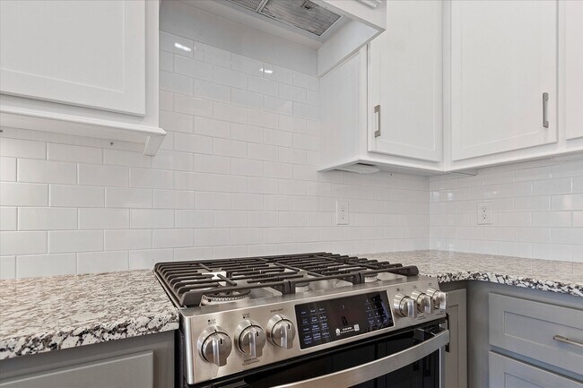 Building Photo - NEW Move in Ready Home!