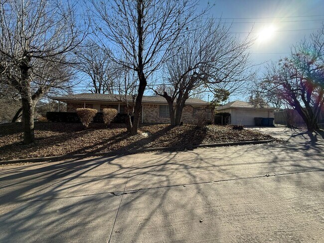 Building Photo - 1139-1139 Haines Ave