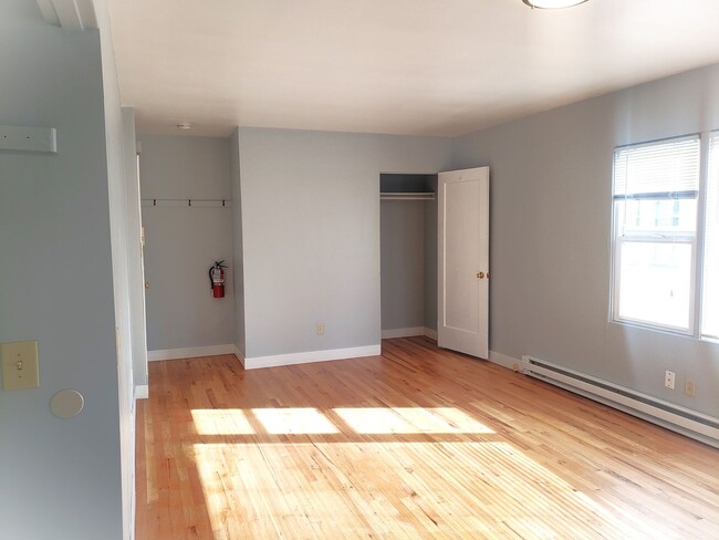 Building Photo - Classic Studio Apartment in The Heart of S...