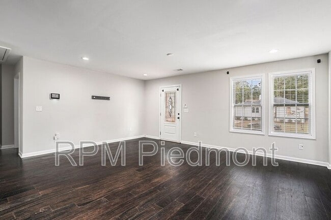 Building Photo - 1343 Lynford Dr SW