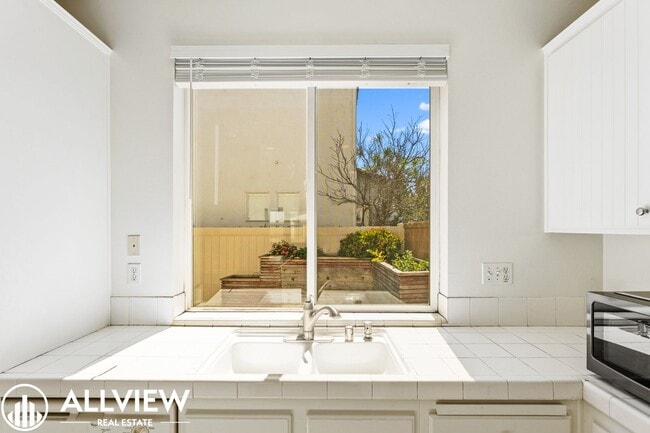 Building Photo - Bright & Spacious 3-Bedroom 2.5 Bath Home in Gated Oak Creek Community