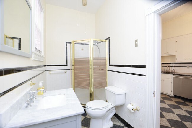 Building Photo - -- AVAILABLE 05/26/2026 -- MUSEUM DISTRICT CHARMER! 2 CAR GARAGE