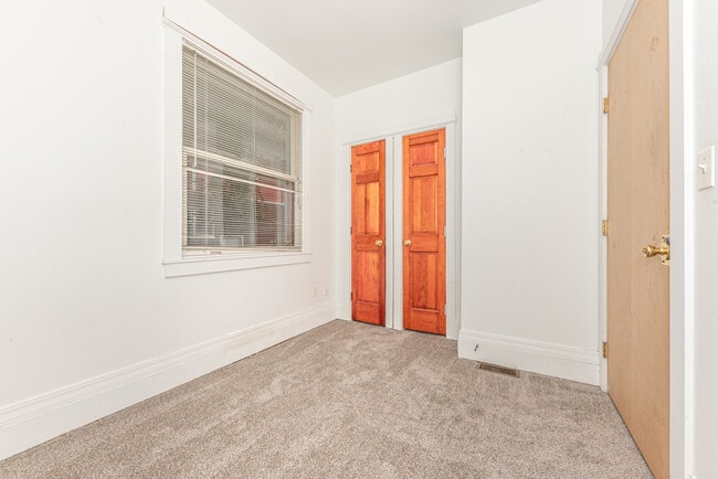 Building Photo - 808 E Ann St