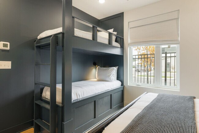 Building Photo - 1117 3rd Ave S