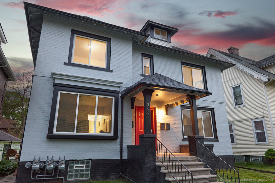 Front - 266 King St