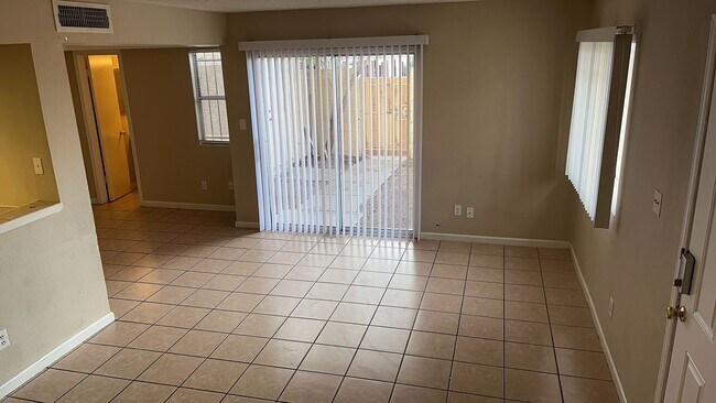 Building Photo - Condo in HALLCRAFT VILLAS EAST